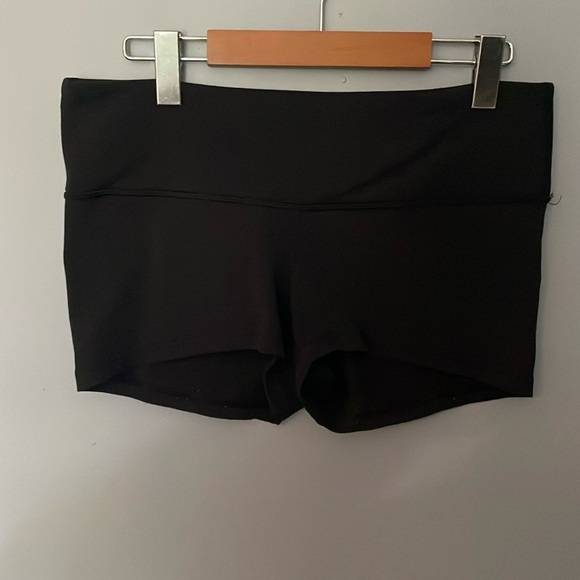Black Lululemon size 8 shorts - Picture 1 of 3